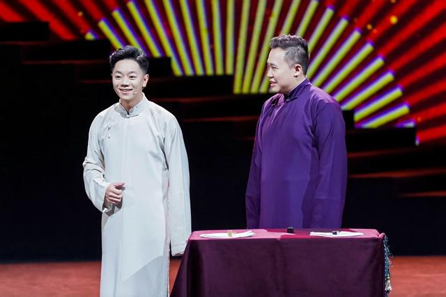 相声《词学“专家”》。来源：中国曲艺家协会