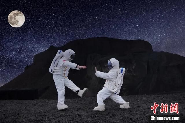 图为游客在乌兰哈达火山体验当宇航员。 察右后旗委宣传部供图