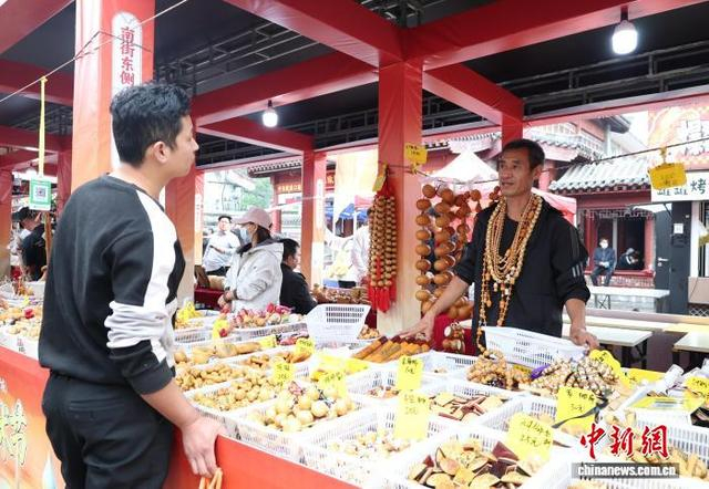 10月17日，山东省聊城市东昌府区，顾客在与摊主商讨葫芦售价。 中新社记者 周艺伟 摄