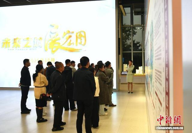 图为活动现场侨界青年代表在雄安新区启动区综合服务中心参观。中新社记者 韩冰 摄