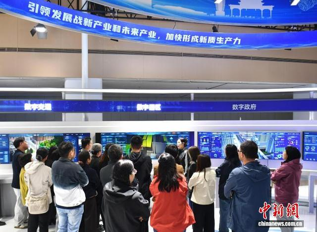 图为活动现场侨界青年代表在雄安新区中国电信智慧城市产业园参观。中新社记者 韩冰 摄