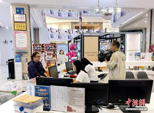 资料图为香港游客在王府井办理离境退税。青海省商务厅供图