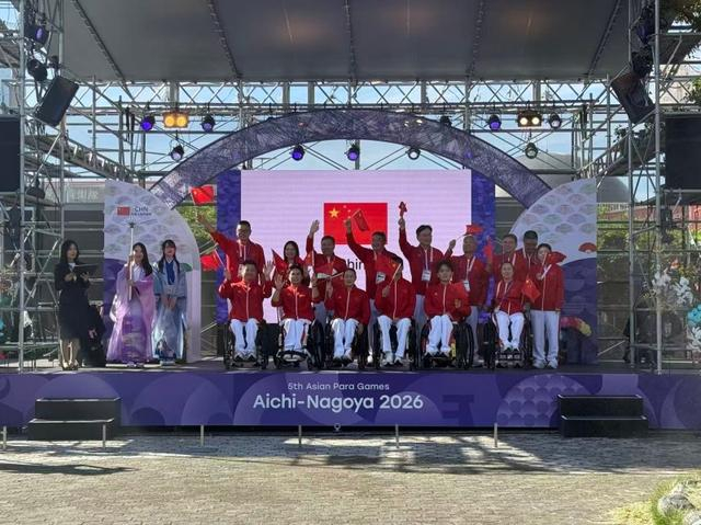 出席欢迎仪式的中国体育代表团代表合影