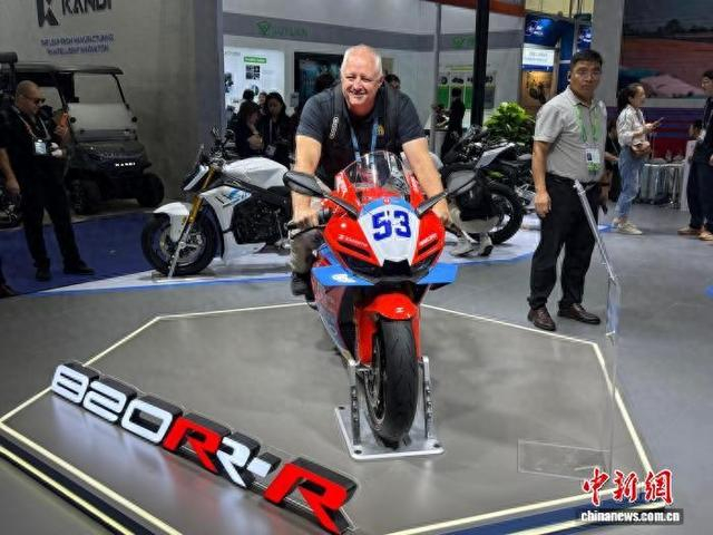 10月17日，广交会采购商在张雪机车展台体验820RR-R 。中新社记者 蔡敏婕 摄