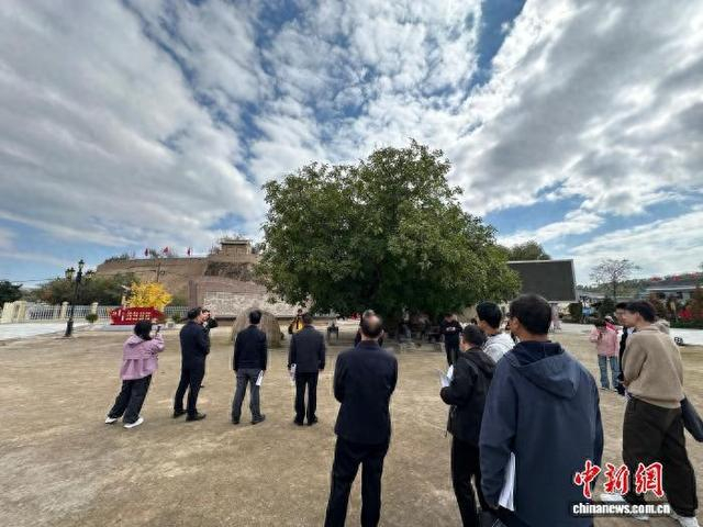 10月15日，参观者在榜罗镇陕甘支队连以上干部会议旧址参观。冯志军 摄