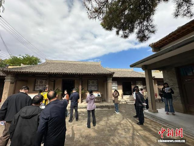 10月15日，参观者在榜罗镇会议旧址参观。冯志军 摄