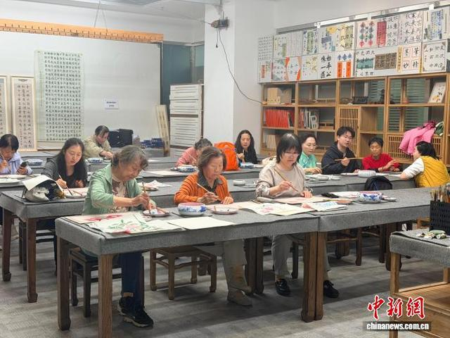 10月16日，“银龄精彩·共育未来”第二届敬老月主题日活动在北京举办，图为长者进行国画体验。中新网记者 张晓曦 摄