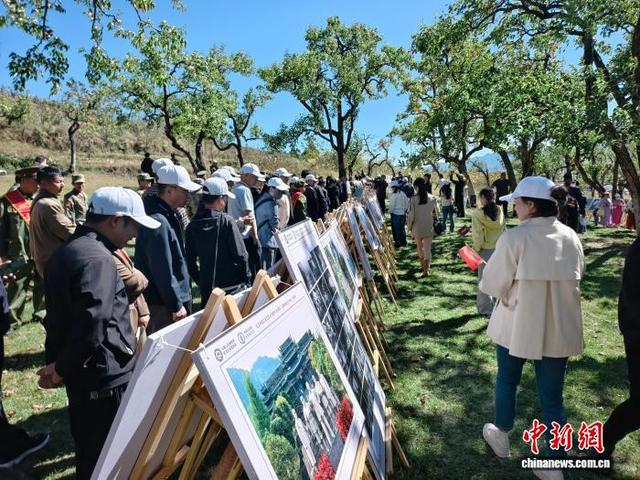 与会人员参观摄影展。中新网记者 韩帅南 摄