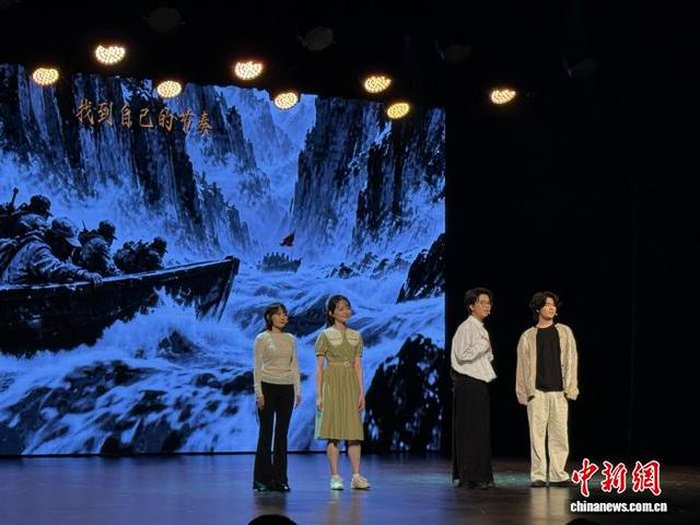 10月15日，AI互动宣讲作品《党史馆奇妙夜》表演现场。张斌 摄