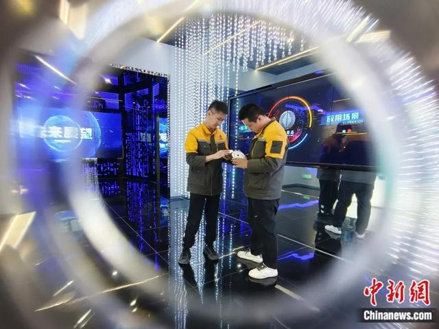 图为中弘紫晶乌兰察布智算中心工作人员在整理数据。郭小燕 摄