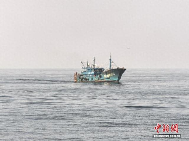 直属一支队查获的涉嫌跨海区违法作业渔船。广东省海洋综合执法总队 供图