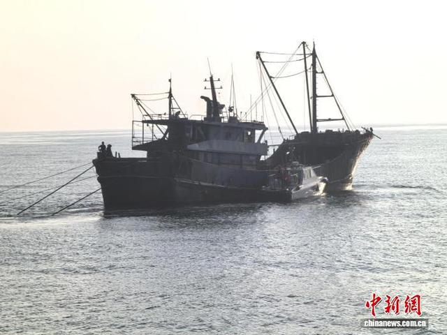 执法人员登检作业渔船。广东省海洋综合执法总队 供图