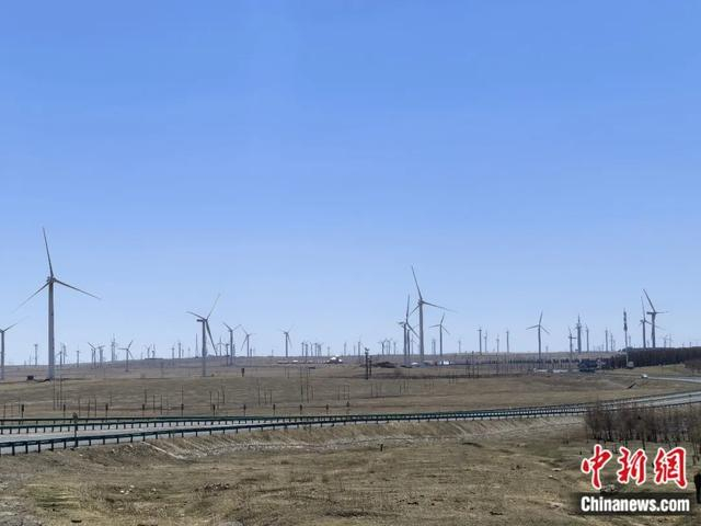 图为内蒙古华电辉腾锡勒风力发电有限公司辉腾锡勒风电场。姜世旺 摄