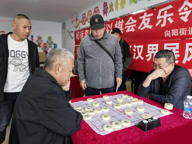 以棋会友。（内蒙古体彩供图）