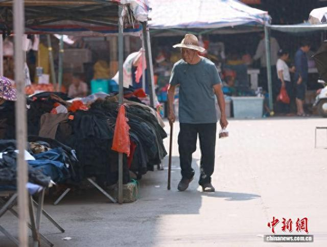 谢连先在集镇逛街。汤晓逵 摄