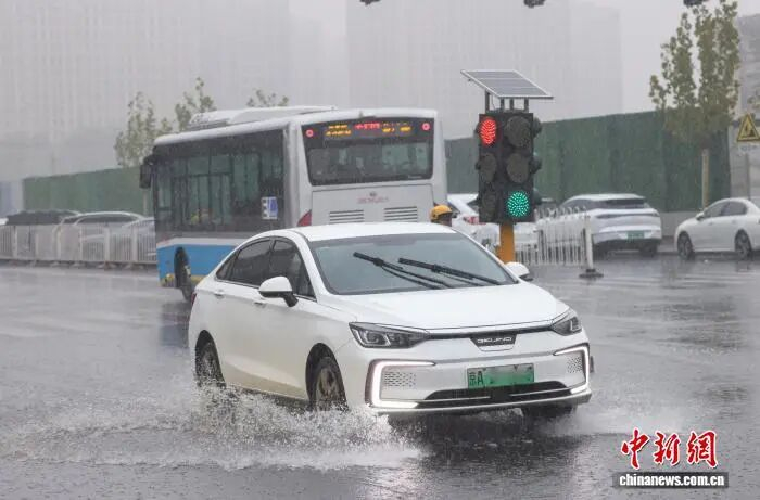 10月17日，汽车驶过一处积水路段。当日，北京迎来入秋后最强降雨。 中新社记者 贾天勇 摄