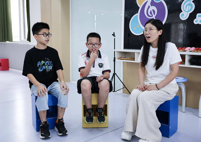 ▲资料图：浙江某小学学生参加“我对老师说句心里话”主题班会，跟班主任进行交流。图/新华社