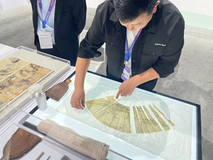苏州工艺美术职业技术学院教师展示文物修复技术。新京报记者 冯琪 摄