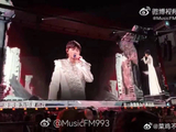 刚从深圳演唱会的万人大合唱里走出来，转头就钻进直播间和我们接着唠