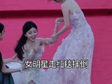 女明星走红毯摔倒了
