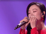 红裙战袍唱响花木兰主题曲，演绎独立自强的自己