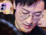 看完燃炸的公演，还能吃上哥哥送的蛋糕，这是什么神仙双向奔赴
