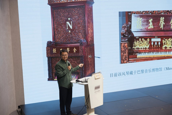 郭登杰从一架1858年制造于徐家汇的脚踏风琴切入，讲述西方乐器本土化的例证。