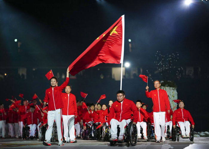 10月18日，中国体育代表团旗手李羽洁（前左）、闫盼盼（前右）在开幕式上入场。新华社记者 贾浩成 摄
