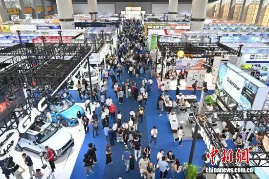 新能源汽车及智慧出行展区人气旺。中新社记者 陈楚红 摄