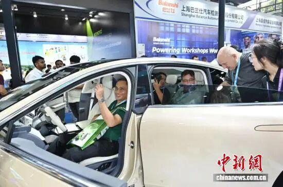 一展位的新能源汽车吸引不少境外采购商咨询。中新社记者 陈楚红 摄