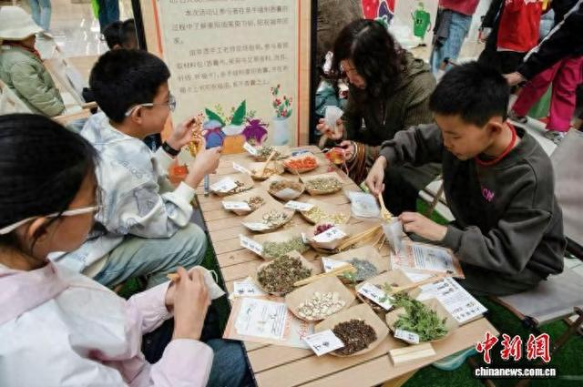 青少年在市集体验制作重阳茱萸香囊。 宁夏图书馆供图