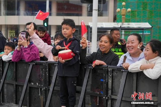 图为市民为选手们加油。中新社记者 韩章云 摄