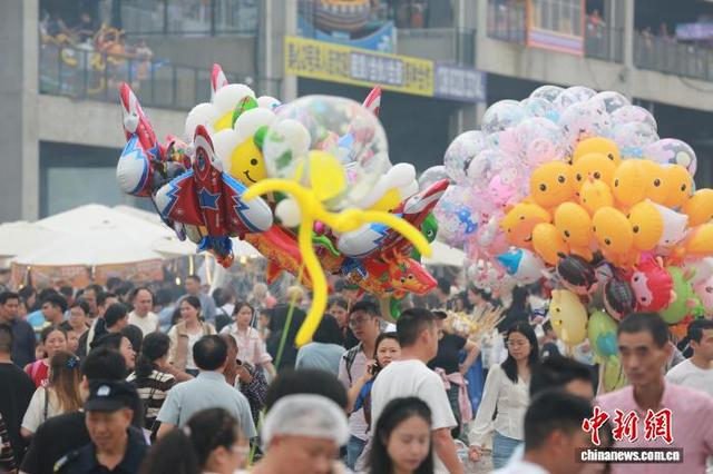 图为游客在重庆“洋人街”打卡体验。杨孝永 摄 