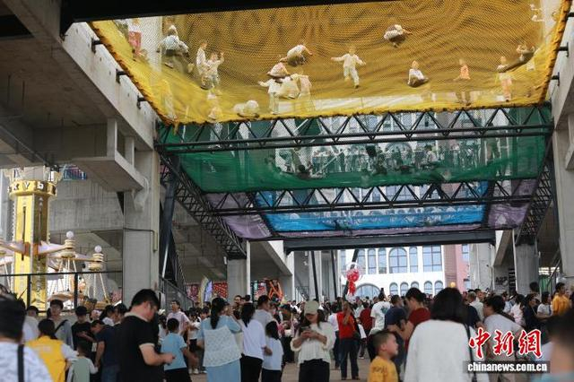 图为游客在重庆“洋人街”打卡体验。杨孝永 摄 