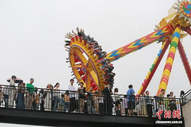 图为游客在重庆“洋人街”打卡体验。杨孝永 摄 