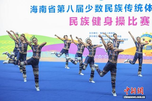 图为海口经济学院代表队选手在进行民族健身操规定套路比赛中。中新社记者 骆云飞 摄