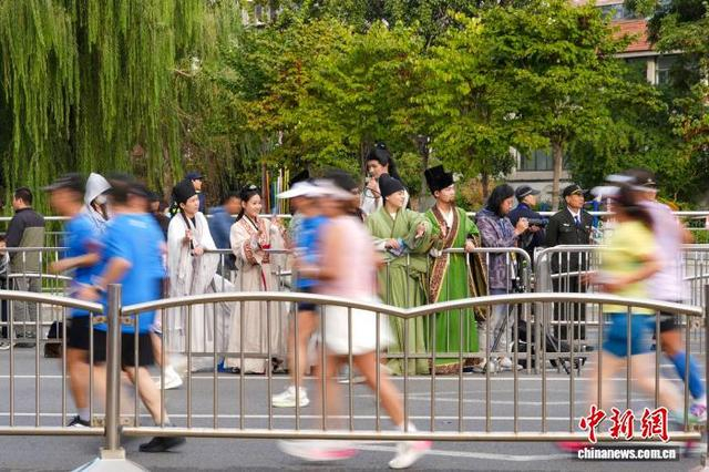 图为市民着汉服为选手们加油。中新社记者 范晓恒 摄