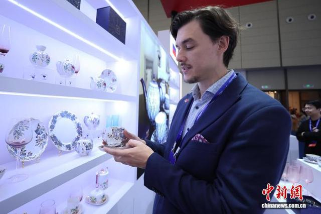 图为瓷博会“上合之窗”展区，俄罗斯参展商介绍自己国家的陶瓷杯。中新社记者 刘占昆 摄
