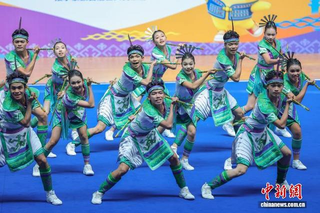图为海口市代表队选手在进行民族健身操自选轻器械套路比赛中。中新社记者 骆云飞 摄