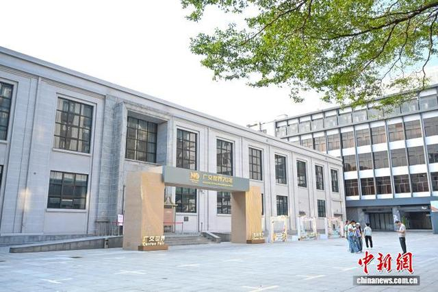 10月18日，正值第140届广交会举行，市民在广州中苏友好大厦参观“广交世界70年”主题展。中新社记者 陈骥旻 摄 