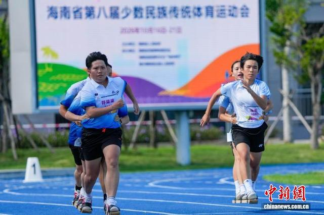 图为参加板鞋竞速女子100米决赛的选手在比赛中。中新社记者 骆云飞 摄