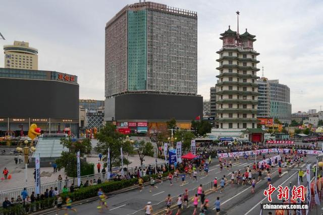 图为选手们在城市赛道中奔跑。中新社记者 范晓恒 摄