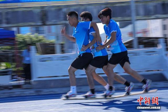图为参加板鞋竞速男子100米决赛的选手在比赛中。中新社记者 骆云飞 摄