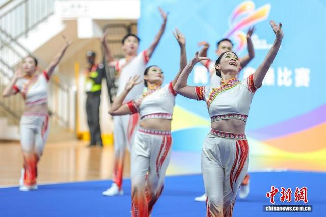 图为儋州市选手在进行民族健身操规定套路比赛中。中新社记者 骆云飞 摄