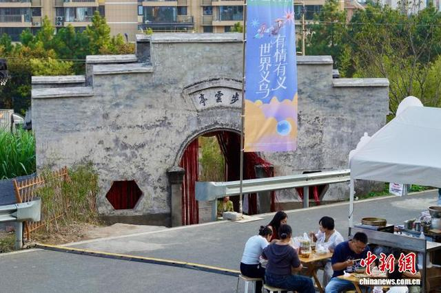 10月16日，靠山市集的摊位就设置在村中传统建筑旁。董易鑫 摄