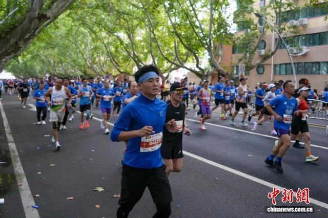 图为选手们在城市赛道中奔跑。中新社记者 韩章云 摄