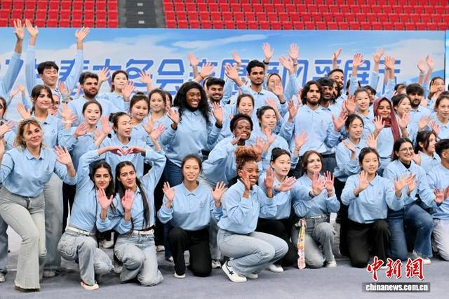 图为志愿者组歌联唱。中新社记者 张瑶 摄