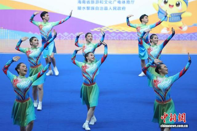 图为三亚市代表队选手在进行民族健身操规定套路比赛中。中新社记者 骆云飞 摄
