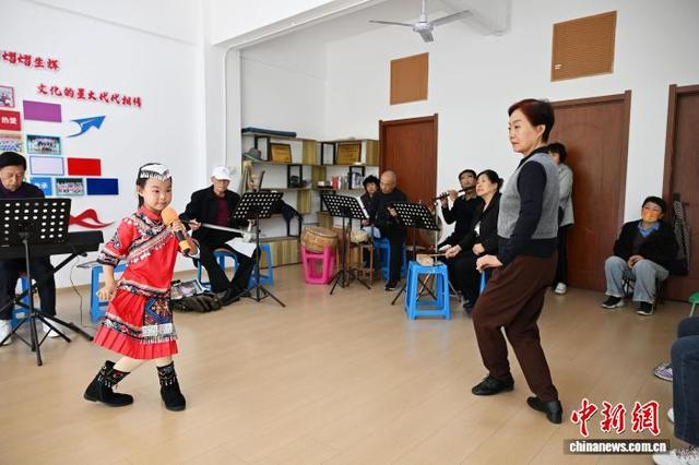 10月18日，河北唐山，评剧洪派传人、洪兴娃娃评剧团团长付小平（右一）正在指导少年学员练习评剧。中新社记者 翟羽佳 摄