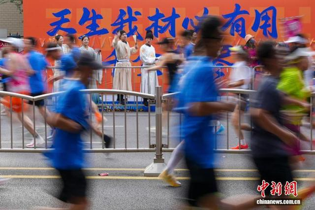 图为市民着汉服为选手们加油。中新社记者 范晓恒 摄